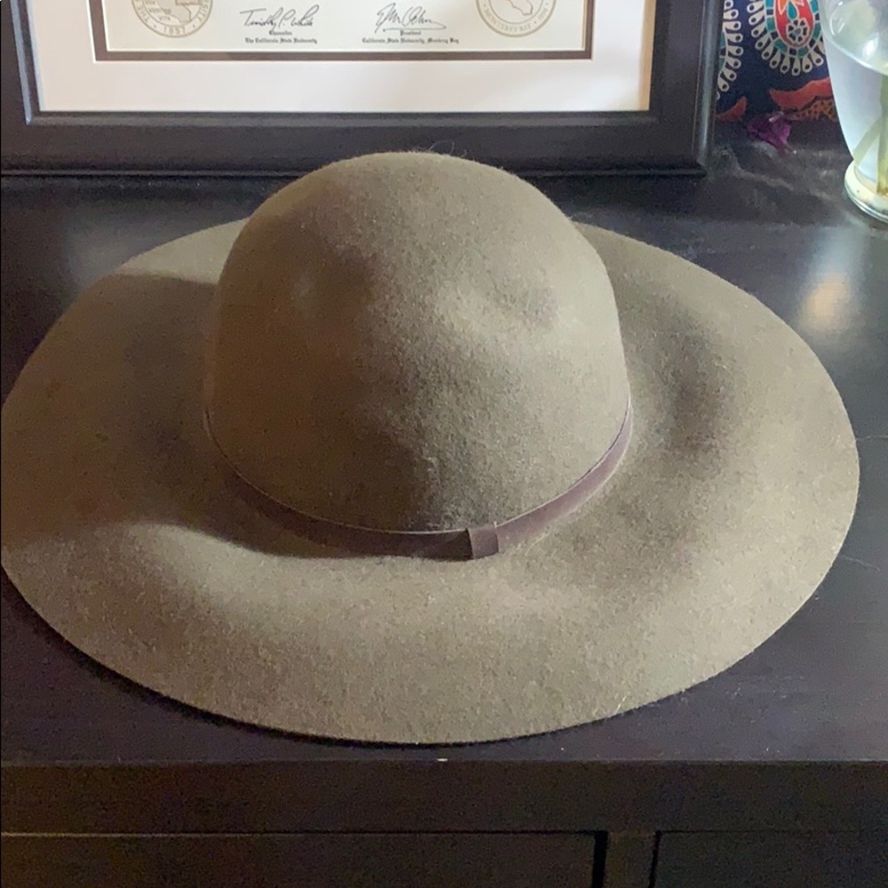 Very cute olive green hat